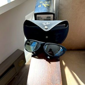 Black ray ban glasses